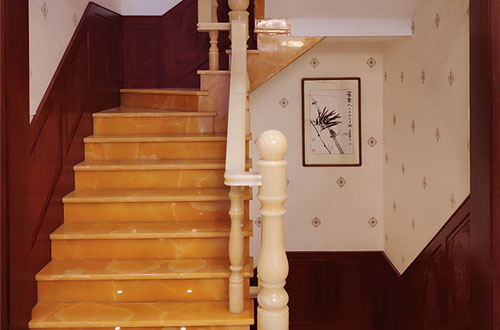 宜黄中式别墅室内汉白玉石楼梯的定制安装装饰效果